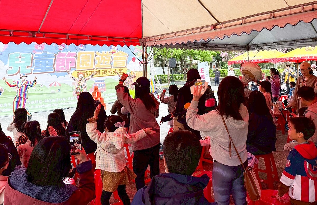 立法委員王鴻薇邀請小丑默劇團演出,大小朋友一起揮手跳舞,享受舞台表演。圖/永慶房產集團提供