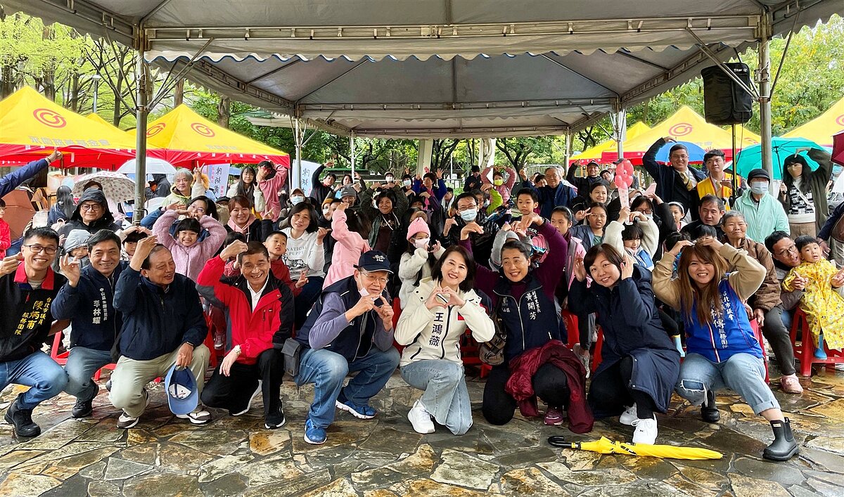 立法委員王鴻薇(第一排圖右4)於3月29、30日舉辦兩場兒童節園遊會,與大小朋友慶祝兒童節。圖/永慶房產集團提供
