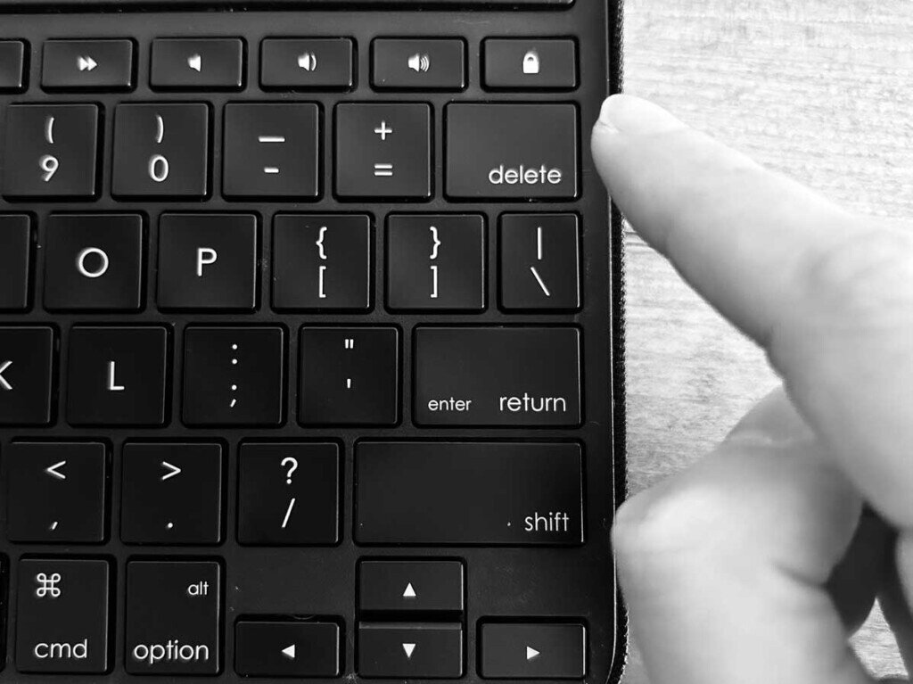 千萬不要因一時憤怒刪除對話,反而會失去有利證據。圖/photoAC