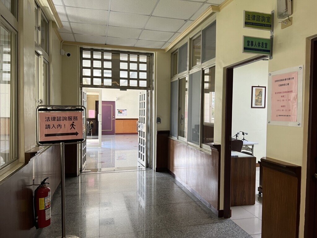 民眾若不知如何「刑事附帶民事」,法院都有提供諮詢的便民服務。圖/司法院