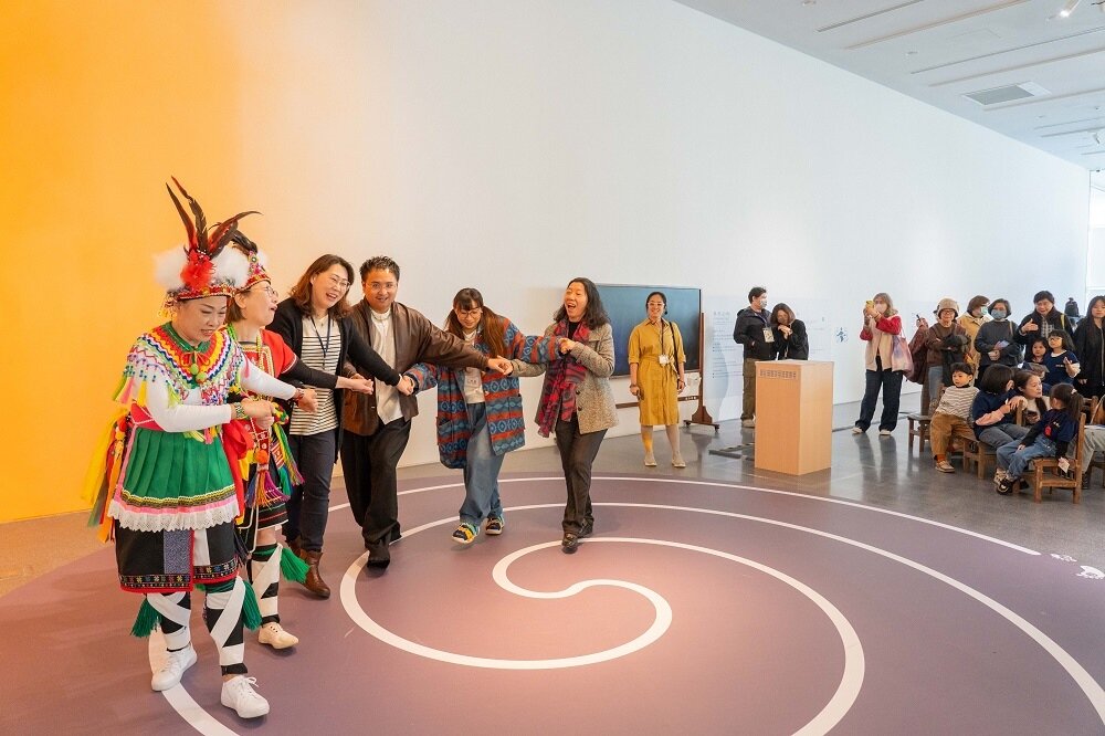 部落文化藝術團與現場民眾互動。圖:桃美館提供