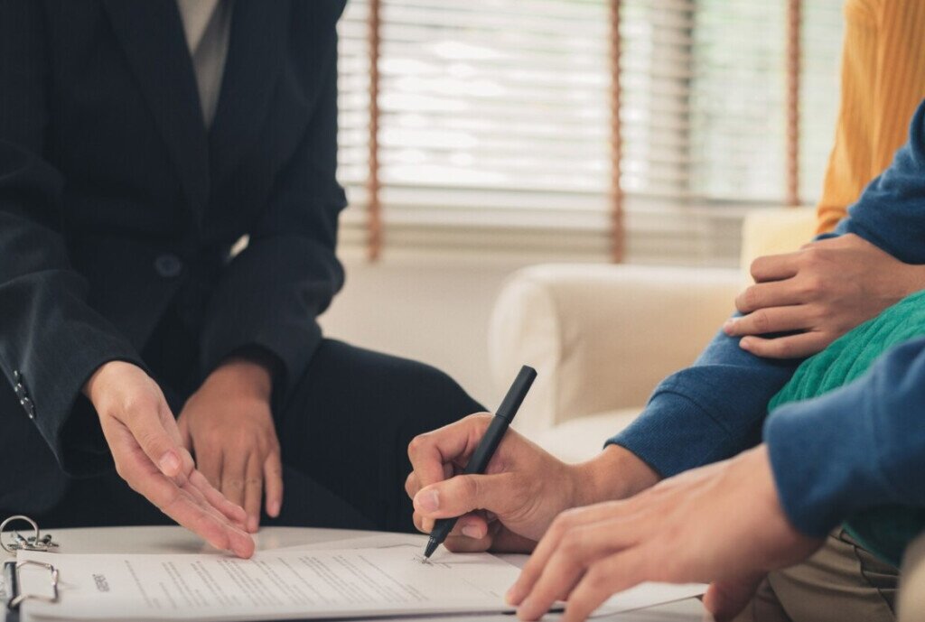 房產若無抵押權設定,可增設給信任的親友,也是多一層保障。圖/FREEPIK