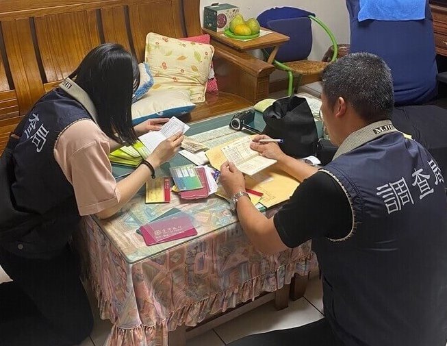 「台版地面師」案掀起社會關注,警方查扣集團關鍵證物,當中包含一整本未繼承不動產的資料。圖/刑事局提供