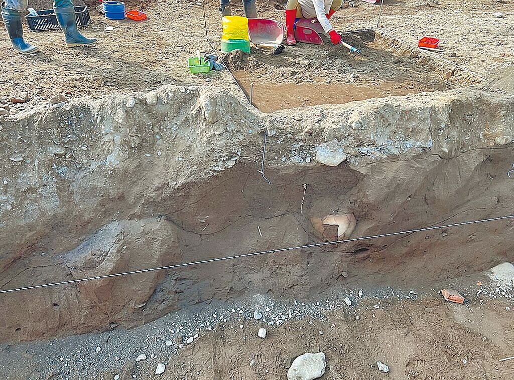 花蓮縣新城鄉戶政事務所、北埔消防分隊、北埔派出所合署辦公廳舍老舊,現地拆除重建,但工地挖掘出文化遺址緊急喊停。(民眾提供/王志偉花蓮傳真)