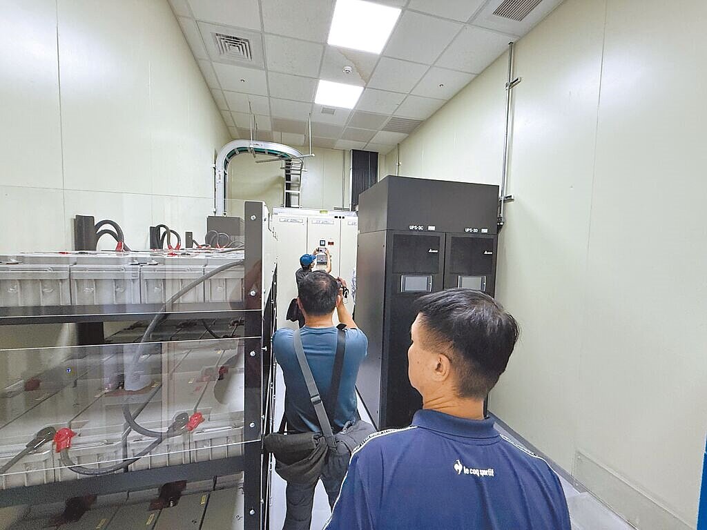 台中市刑大會同台電公司查獲林姓水電工的竊電伺服器機房。(民眾提供/寶智華台中傳真)