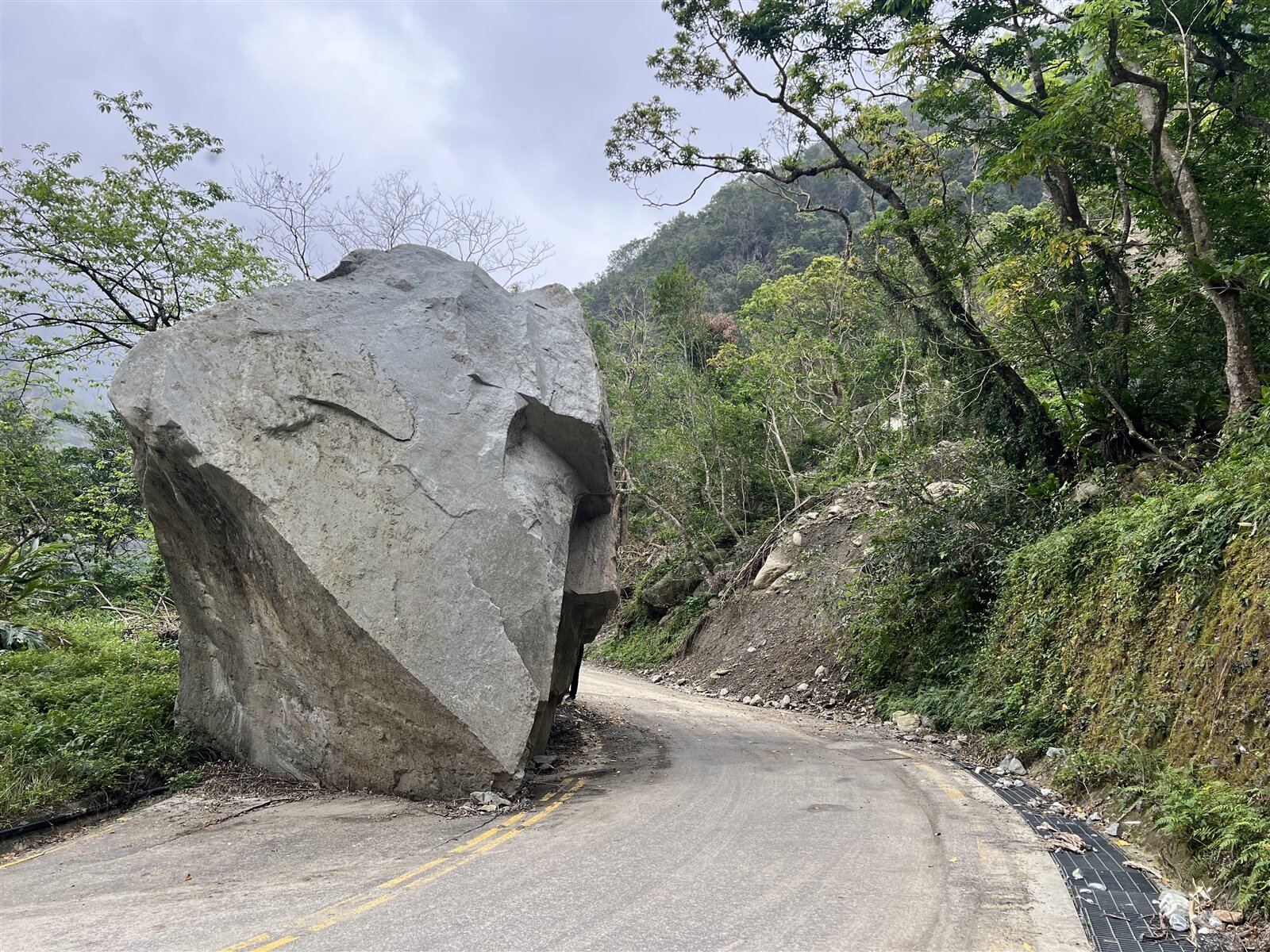 通往太魯閣布洛灣台地的聯外道路,不只被土石流沖毀的路徑,甚至整個車道都被超過8公尺高的巨石占據,險象環生。記者林佳彣/攝影