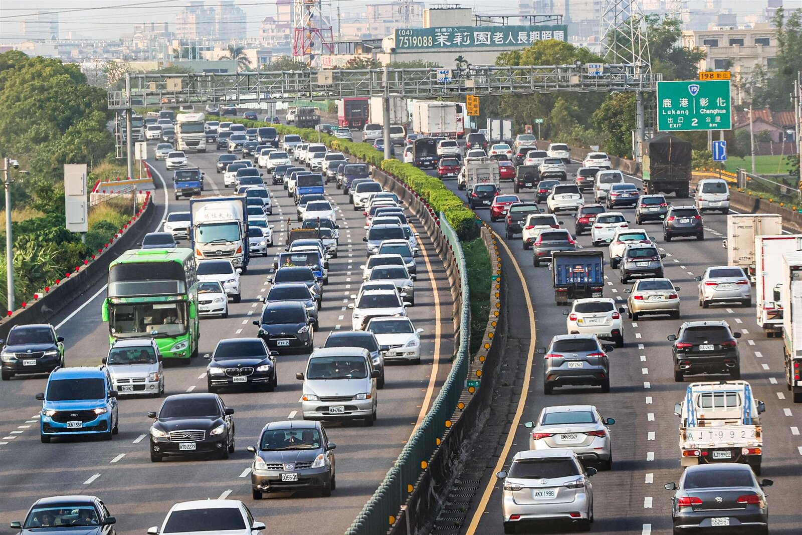 清明連假今天開始,由於天氣好轉,上午可能出現大量出遊車潮。示意圖。本報資料照片