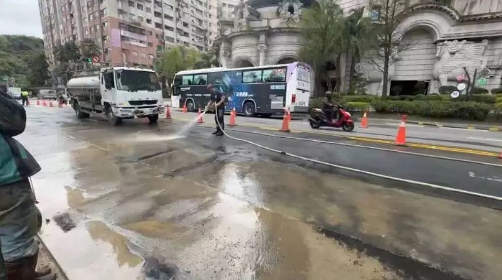 基隆麥金路4萬多戶供水再受影響,爆管才修好又爆。記者游明煌/翻攝