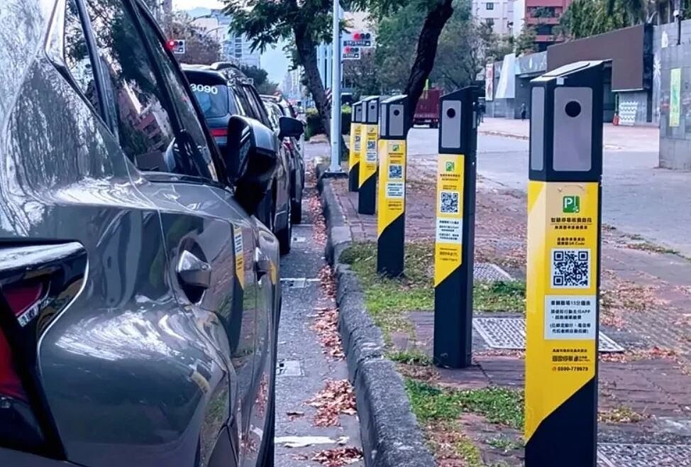高雄市議員建議推出智慧停車格「停車月票（回數票）」服務，減少民眾如上下貨物時遭多次收費的顧慮。圖／高雄市交通局提供
