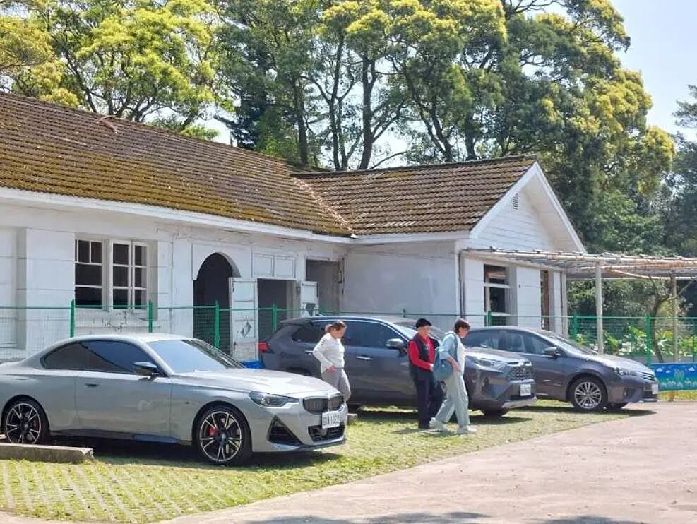 北市歷史建築「山仔后前美軍宿舍」修復進度落後,愛富1街1號還被發現變成停車場,文化局3月25日會勘要求限改。圖/王欣儀研究室提供