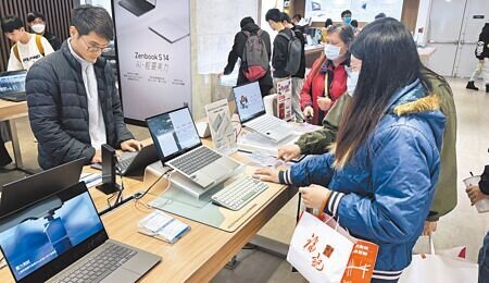 商總理事長許舒博批不要冀望美國給台灣特殊待遇,未來台灣可能要過一段苦日子。圖為清明連假不少民眾3日前往賣場參觀並體驗各家筆電。(姚志平攝)