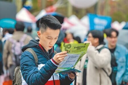 學者指美國對台灣課32%關稅,預期將對出口、投資以及勞動市場造成衝擊,尤其是當許多高薪的科技新貴轉進美國等其他地方,台灣的低薪問題將更難解決。示意圖。(本報資料照片)