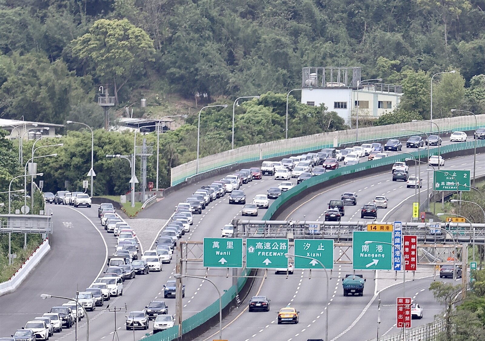 各地今天多雲到晴天氣,高公局預期國道將湧現大量掃墓及出遊車潮。圖為昨天南港系統接國5壅塞情形,車流綿延到銜接國道的平面道路。記者胡經周/攝影