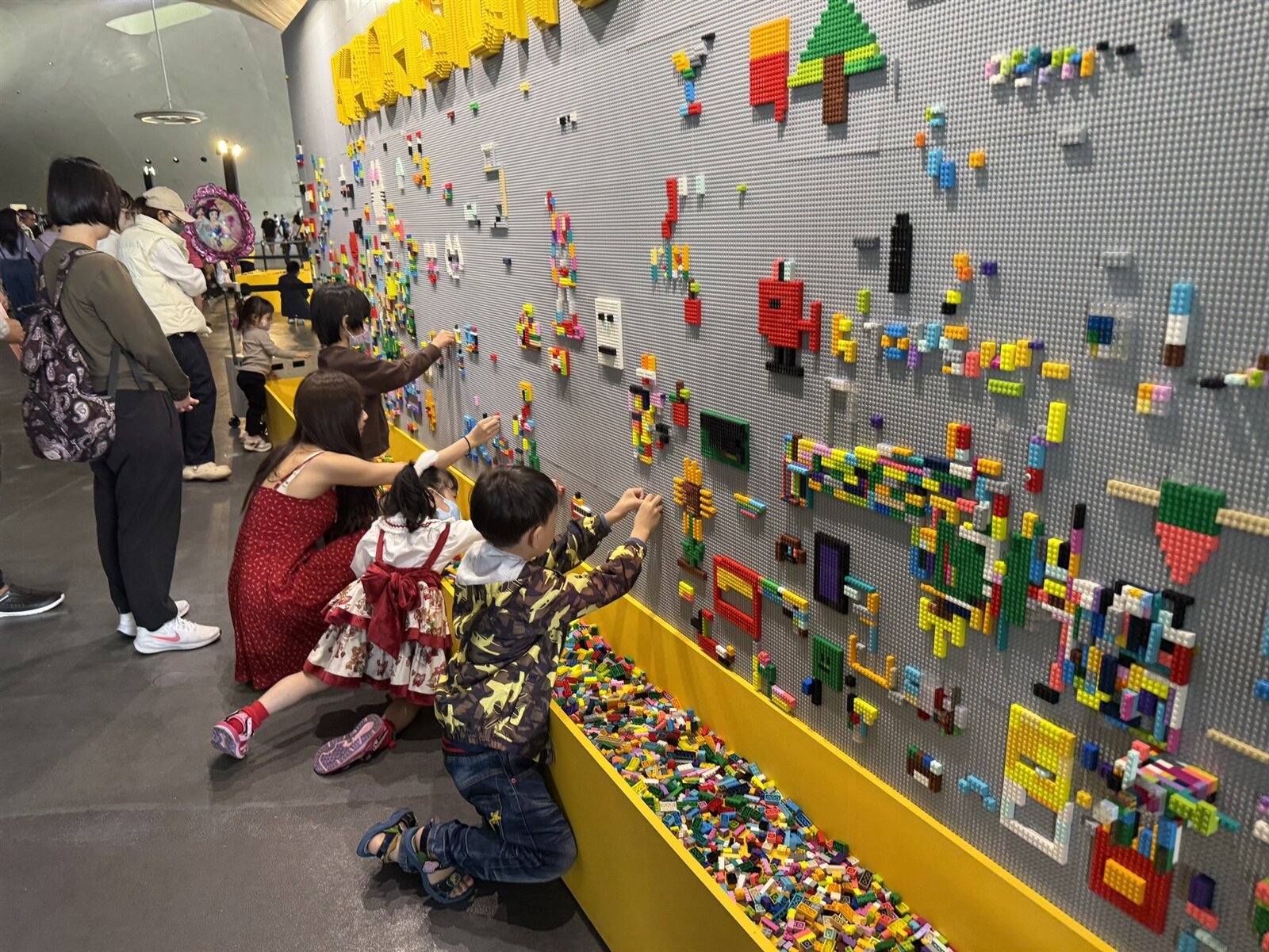 高雄市政府今年和台灣樂高合作舉辦「2025高雄兒童藝術節-樂高雄」,現場除了展示6米高巨型衝浪造型玩偶「小樂」,園區也設置多個人偶裝置地標和闖關遊戲。記者宋原彰/攝影
