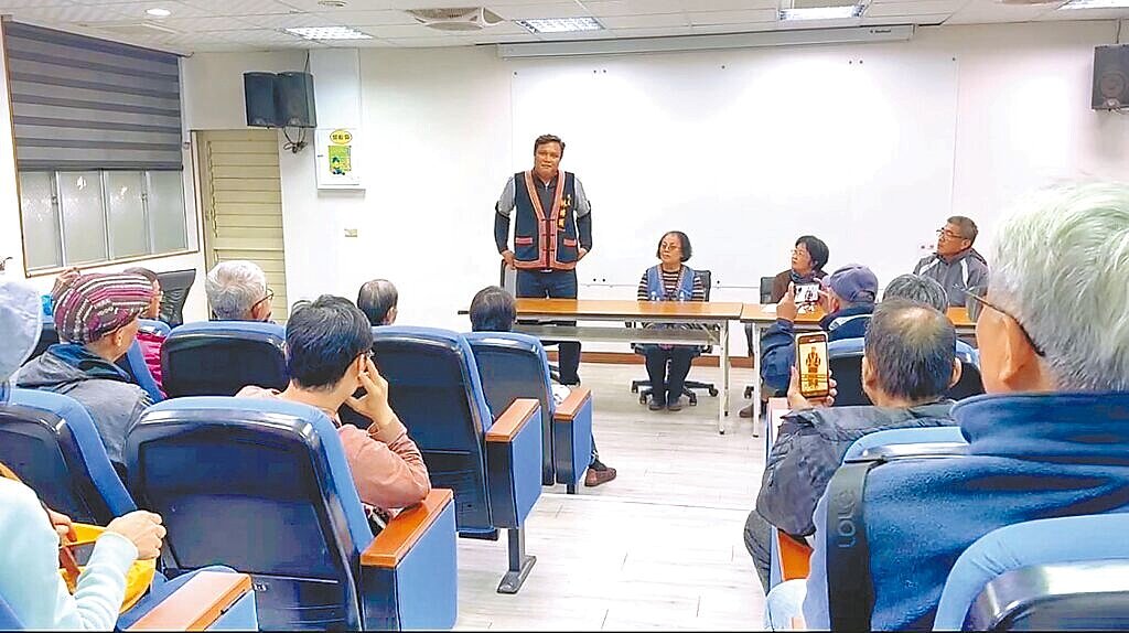 長濱居民2日獲知風力發電業者台亞風能公司將在台東海岸線發展風電,湧入鄉公所表達反對意見,長濱鄉民代表林錦顯(左一站立者)、長濱鄉長李光蘭(左二)到場接受陳情。(讀者提供/蔡旻妤台東傳真)