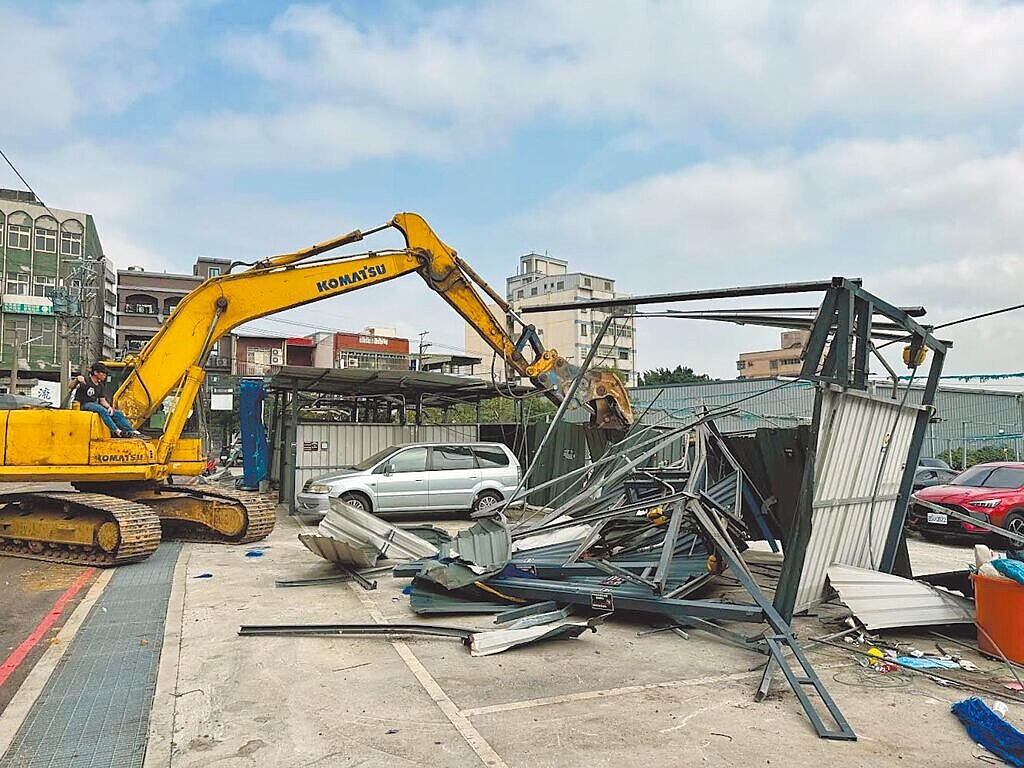 桃園市建管處自今年2月起共拆除10處大型農地違建,呼籲業者勿利用連假期間搶建違建,市府將嚴格把關。(桃園市都發局提供/姜霏桃園傳真)