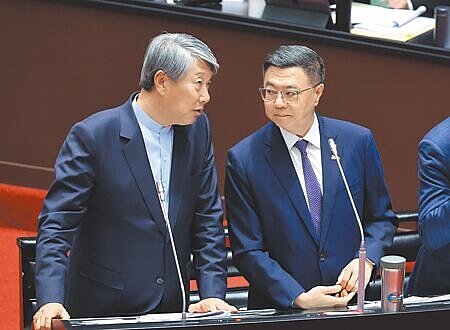 美對我課32%對等關稅,超出政府預期。圖為行政院長卓榮泰(右)與經濟部長郭智輝(左)日前在立法院答詢時低聲交換意見。(姚志平攝)