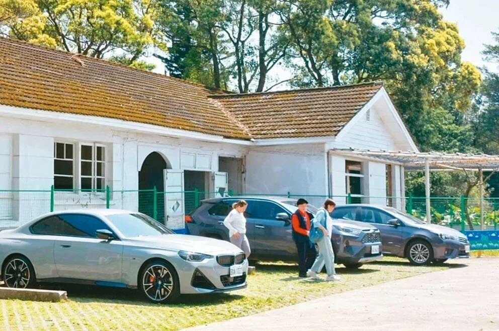 北市歷史建築「山仔后前美軍宿舍」修復進度落後,還被發現變成停車場,文化局會勘要求限改。圖/王欣儀研究室提供