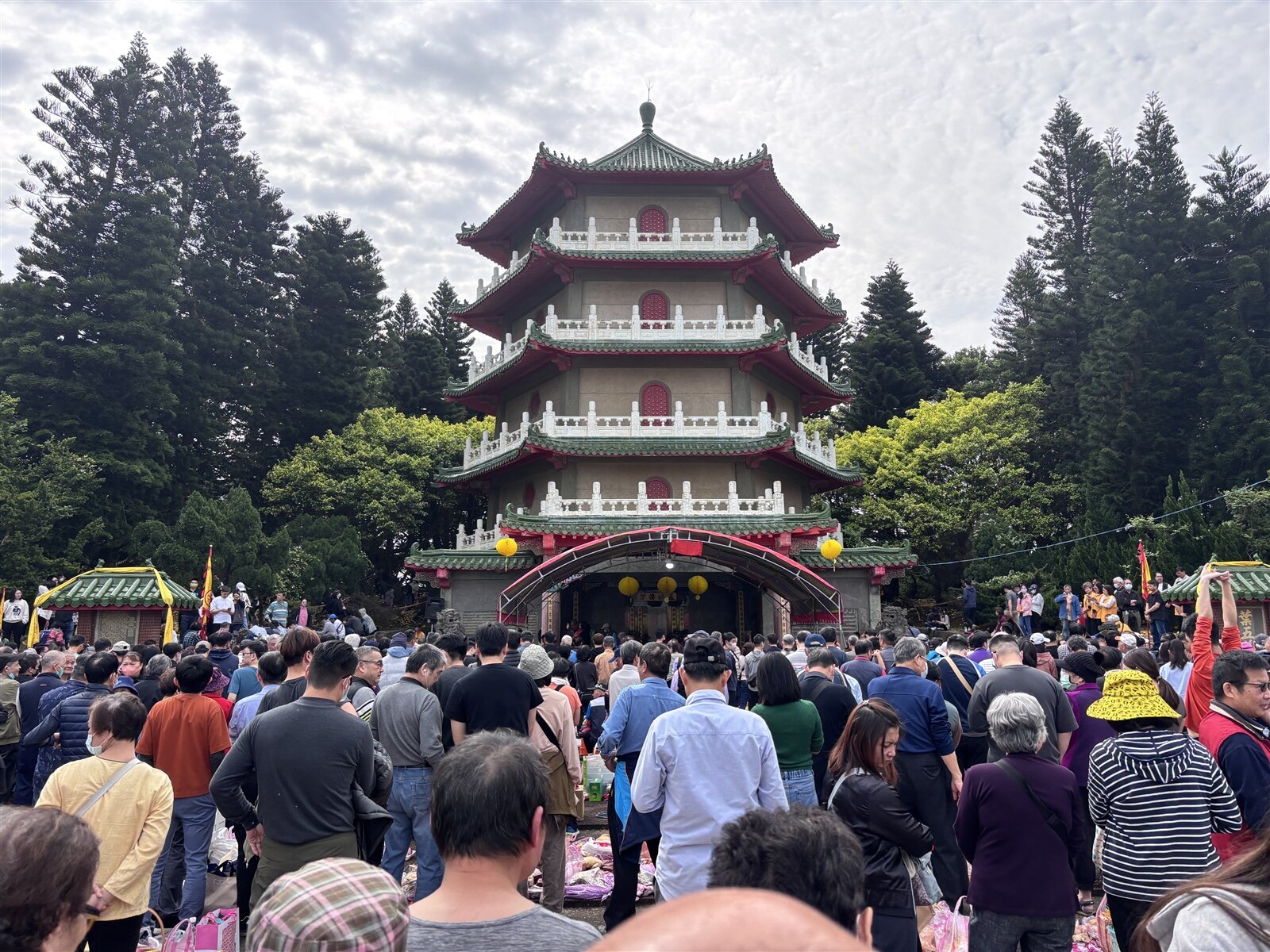 桃園市新屋區葉家祭祖今上午約有8000名海內外各地的葉家子孫齊聚葉五美公祖塔前祭祖。記者翁唯真/攝影