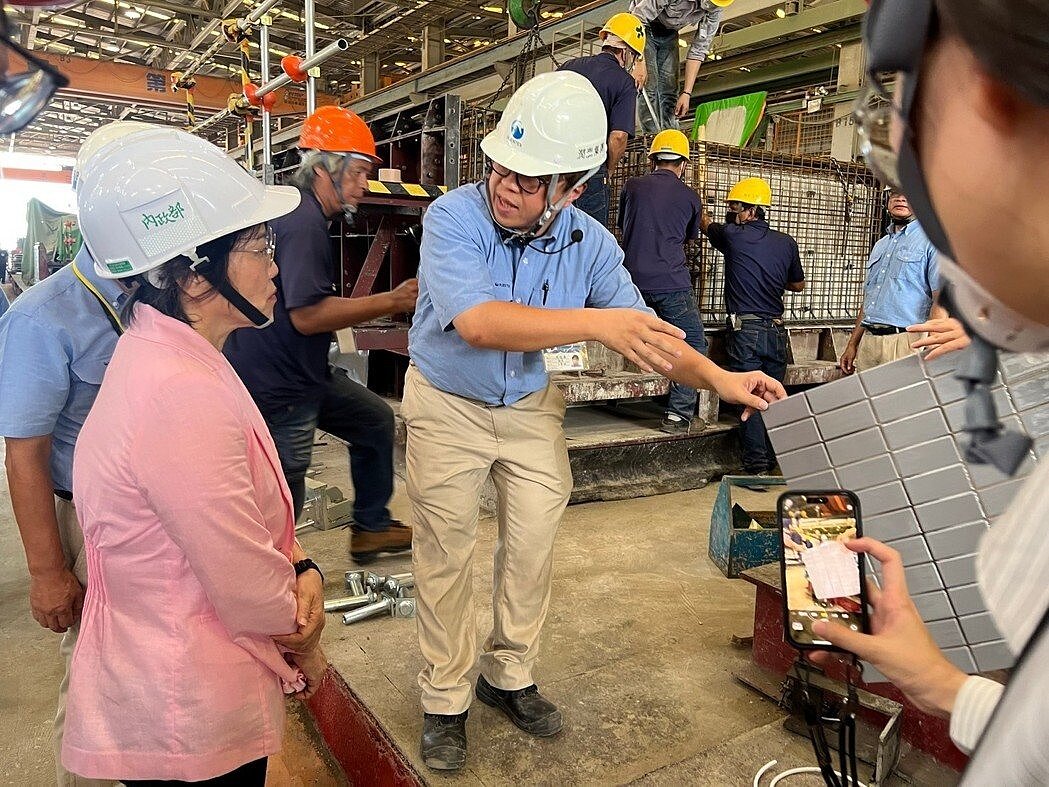 內政部部長劉世芳(左)參觀預鑄工廠,聽取預鑄工法相關應用。圖/內政部提供