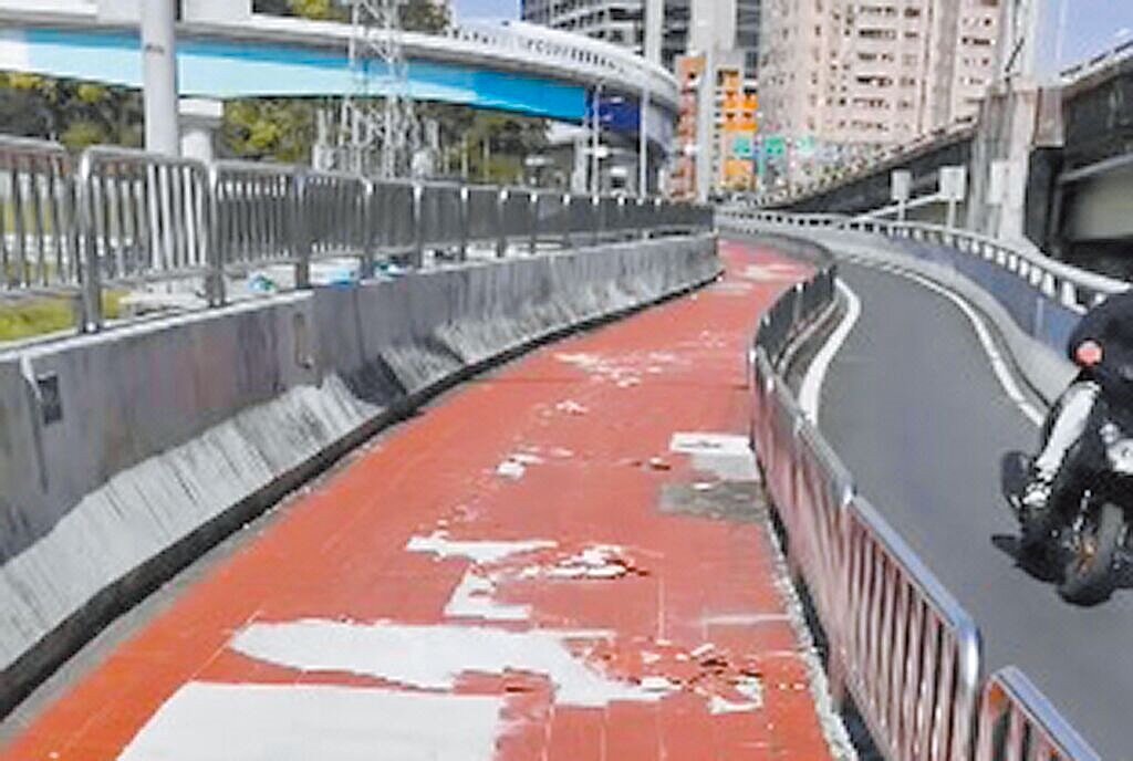 新北市秀朗橋中和往新店方向人行道,出現大面積磁磚剝落狀況。圖/翻攝臉書社團