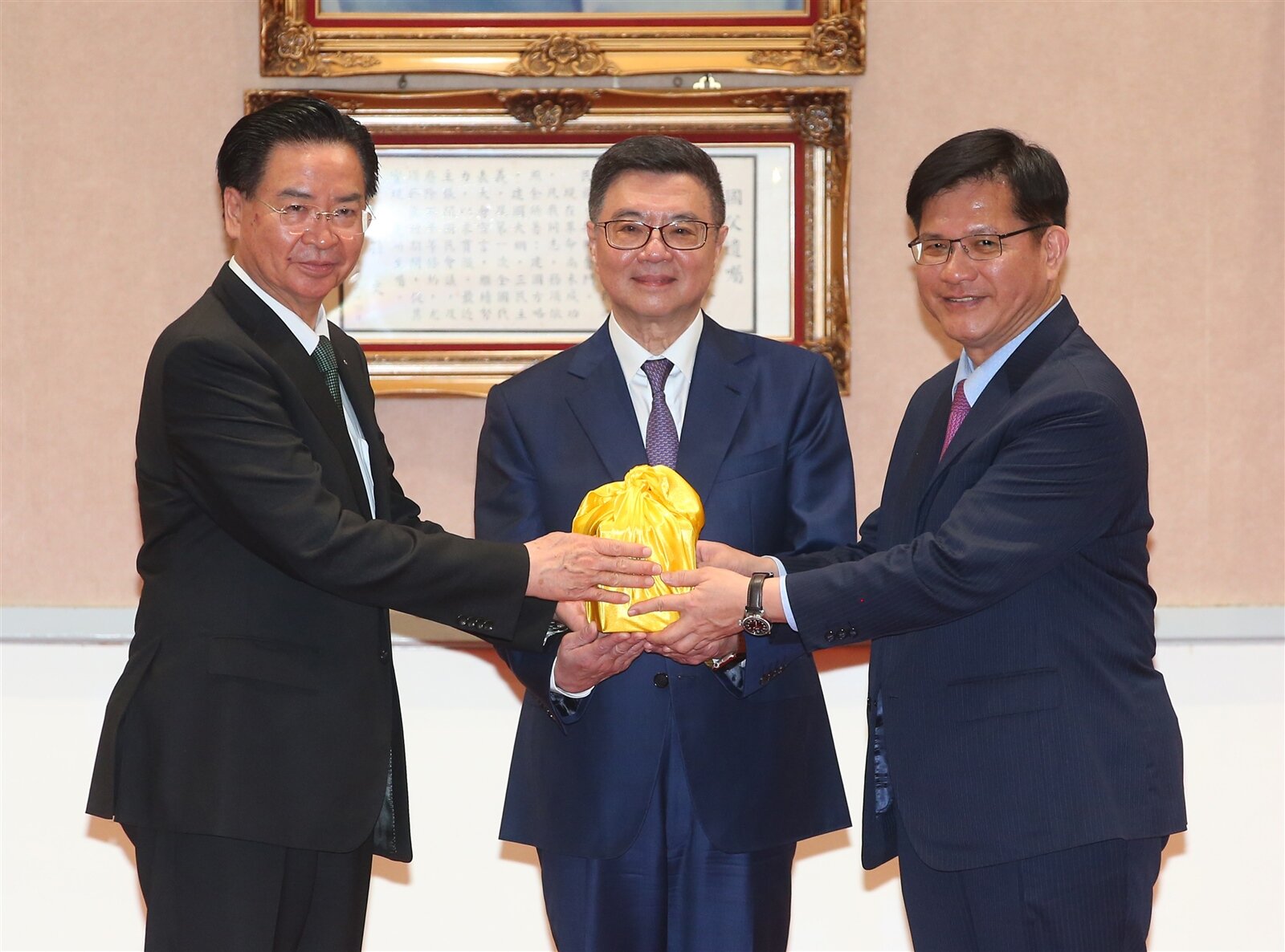 金融時報報導,前外交部長、國安會秘書長吳釗燮(圖左)與外交部長林佳龍(圖右)密訪美國華盛頓地區。圖為兩人外交部長交接典禮合影。本報資料照