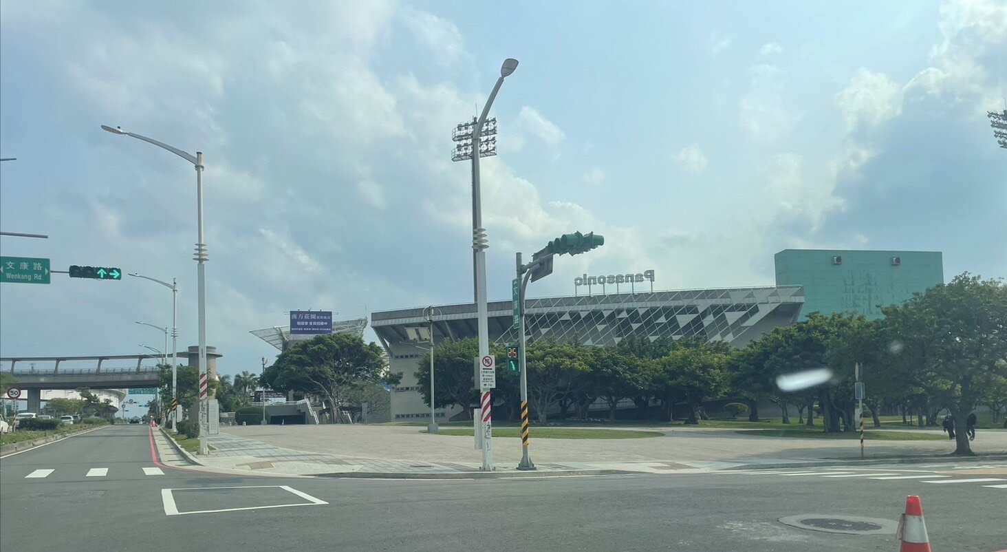 近日網路上流傳桃園市中壢區樂天桃園棒球場周邊，將於今年5月1日起有「青埔桃猿觀光夜市」擺攤，且營業時間將於無球賽的時候舉行，在網路上引發熱烈討論。記者翁唯真／攝影 