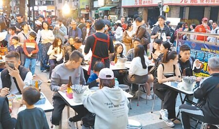 
連假期間夜市人潮可觀，但美國總統川普宣布對台灣課徵對等關稅32％，台灣將面臨產業壓力並影響GDP。（姚志平攝）
