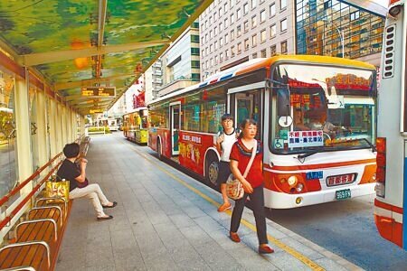 2024年接獲1043件公車急煞申訴案件,平均每天近3件,其中更有129件致使乘客受傷,相當於每3天就有民眾摔傷。(本報資料照片)