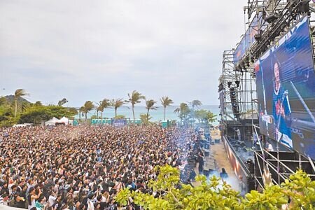 台灣祭開場瞬間達4萬人次,一路嗨唱到晚間10點半,經中華電信統計,首日參與人數達到30萬人次,創下歷年來新高。(羅琦文攝)