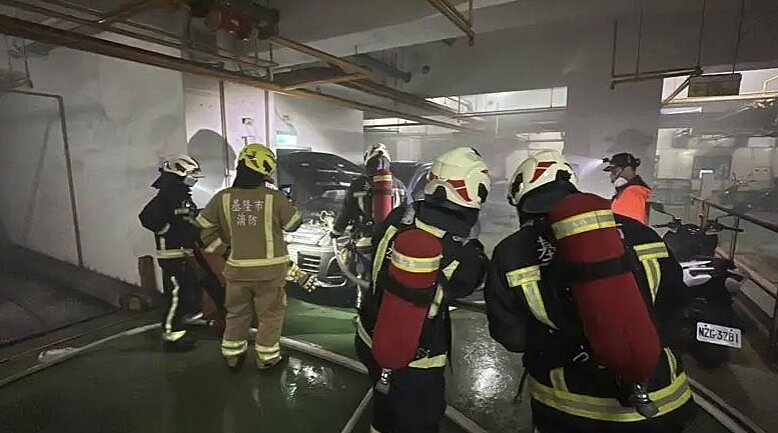 基隆暖暖一處社區地下停車場火燒車,經查是鄭姓老翁酒駕撞牆燒胎引燃。圖/讀者提供