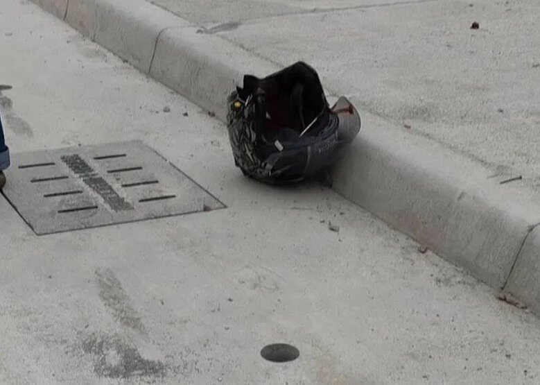 張姓男子3月19日騎機車行經高市小港區沿海二路施工中的機車道時，疑因水溝蓋和柏油路面有高低落差不慎摔車，因傷重延至2天後死亡；圖為張男遺留案發現場的安全帽。圖／翻攝自臉書社團「高雄大小事」
