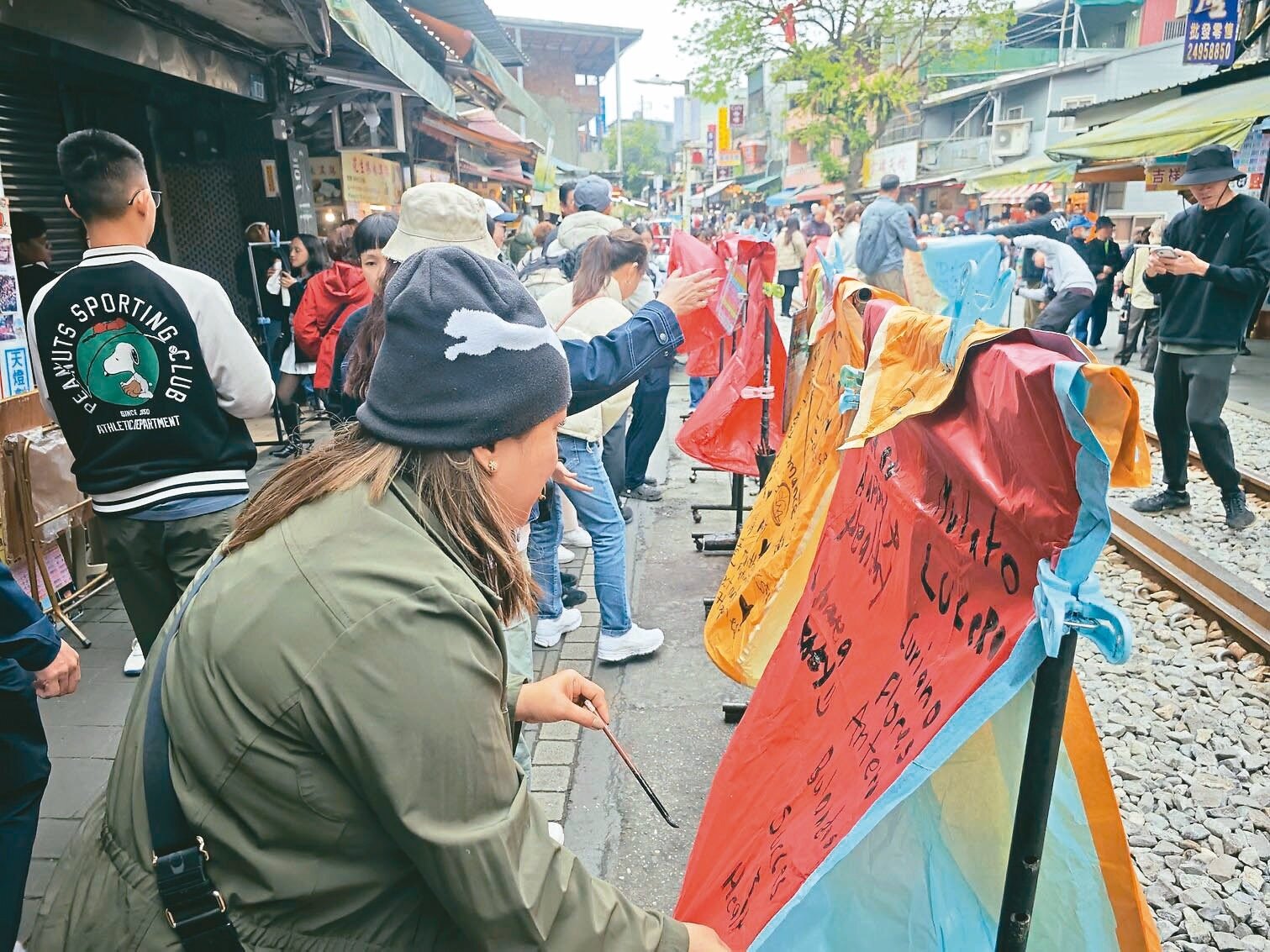 新北十分地區放天燈盛行多年,每盞天燈如今最貴要價400元。
記者李定宇/攝影