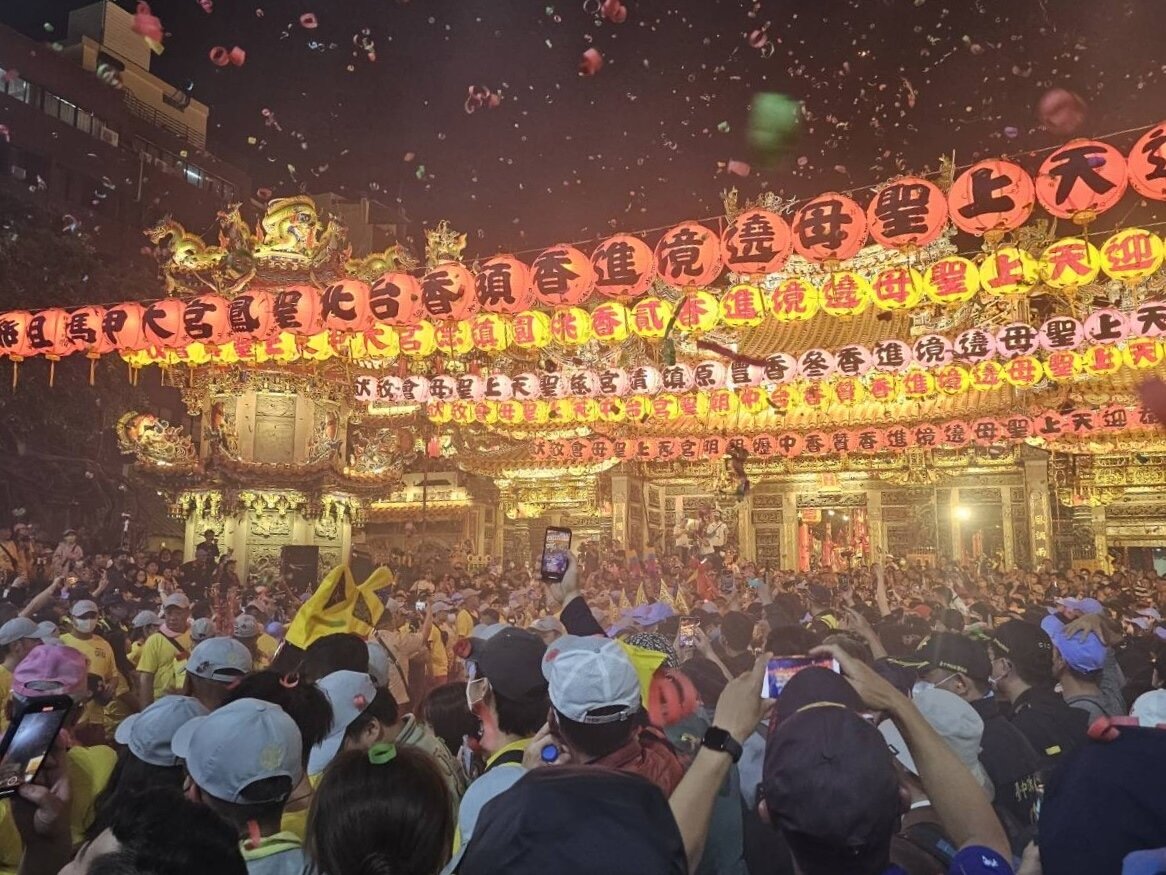 台中市長盧秀燕今晚在洲際棒球場主持中信兄弟主場開球,更趕回鎮瀾宮代表地方百姓恭送媽祖起駕,廟埕廣場及四周道路果然湧入爆滿的信徒虔誠參拜,隨行場面盛大隆重。記者黃仲裕/攝影