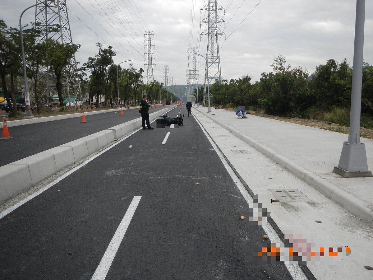 張姓男子3月19日騎機車行經高市小港區沿海二路施工中的機車道時，疑因水溝蓋和柏油路面有高低落差不慎摔車，因傷重延至2天後死亡；圖為事發現場。圖／記者石秀華翻攝