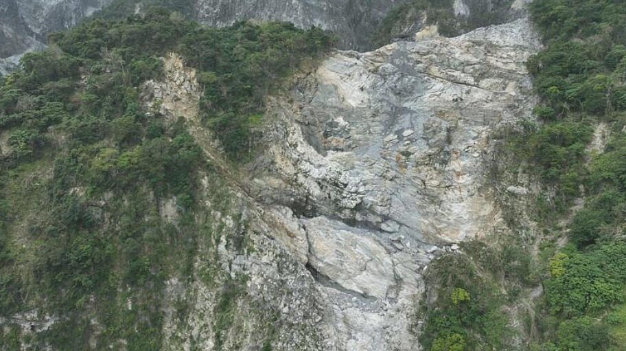 2024年花蓮強震之後,山上許多土石已然鬆動,威脅下方公路與鐵路安全,包含台鐵、公路總局、林業署、水保局、縣政府等單位共同參與監測聯防,確保防災工作無縫接軌。圖/記者季相儒攝影