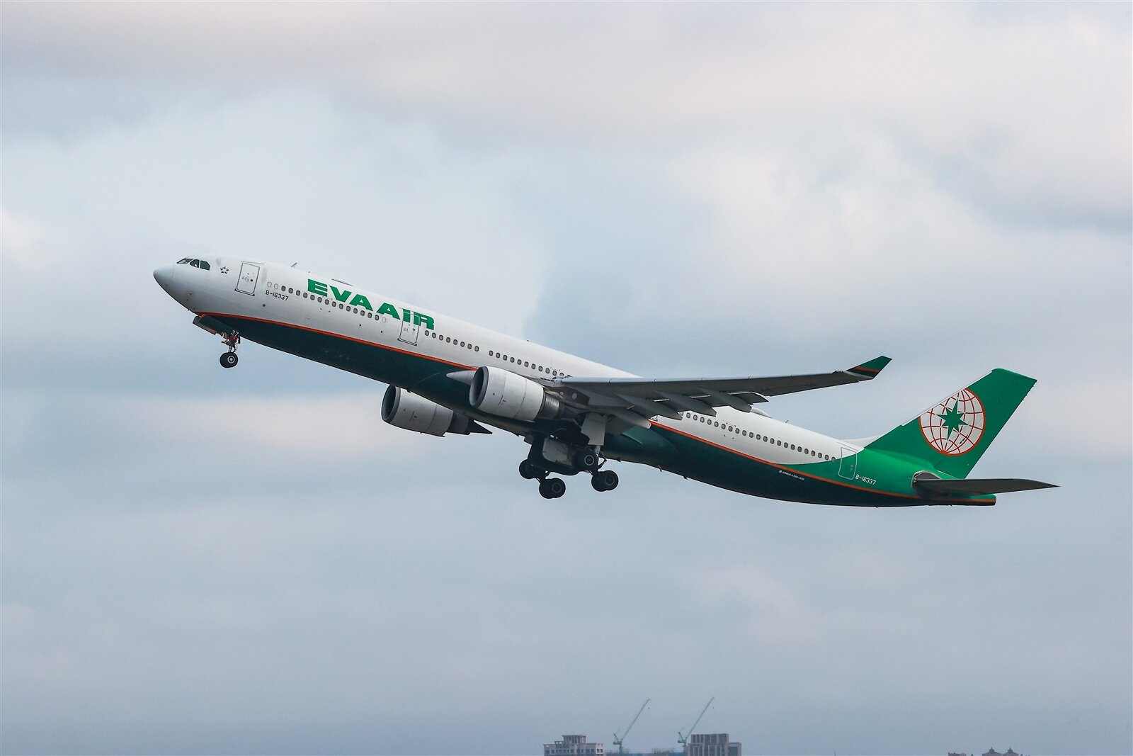 馬來西亞籍男子NG去年11月間搭長榮航班飛往我國途中,菸癮犯了,竟當場在座位上抽起電子菸,桃園地檢署依違反民用航空法起訴。示意圖/記者黃仲明攝影