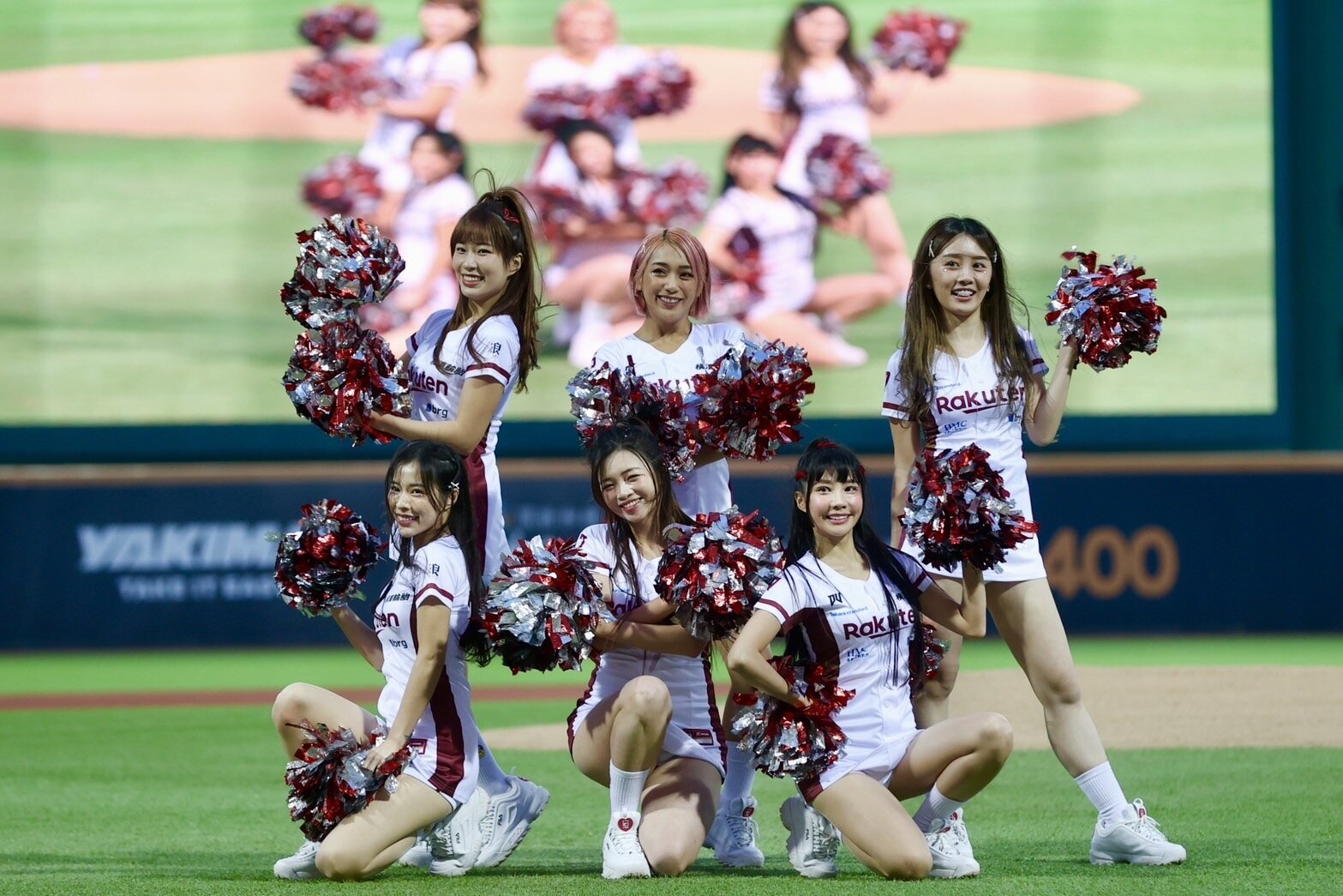 去年「樂天女孩」在天母棒球場跳開場舞。記者陳正興/攝影。報系資料照