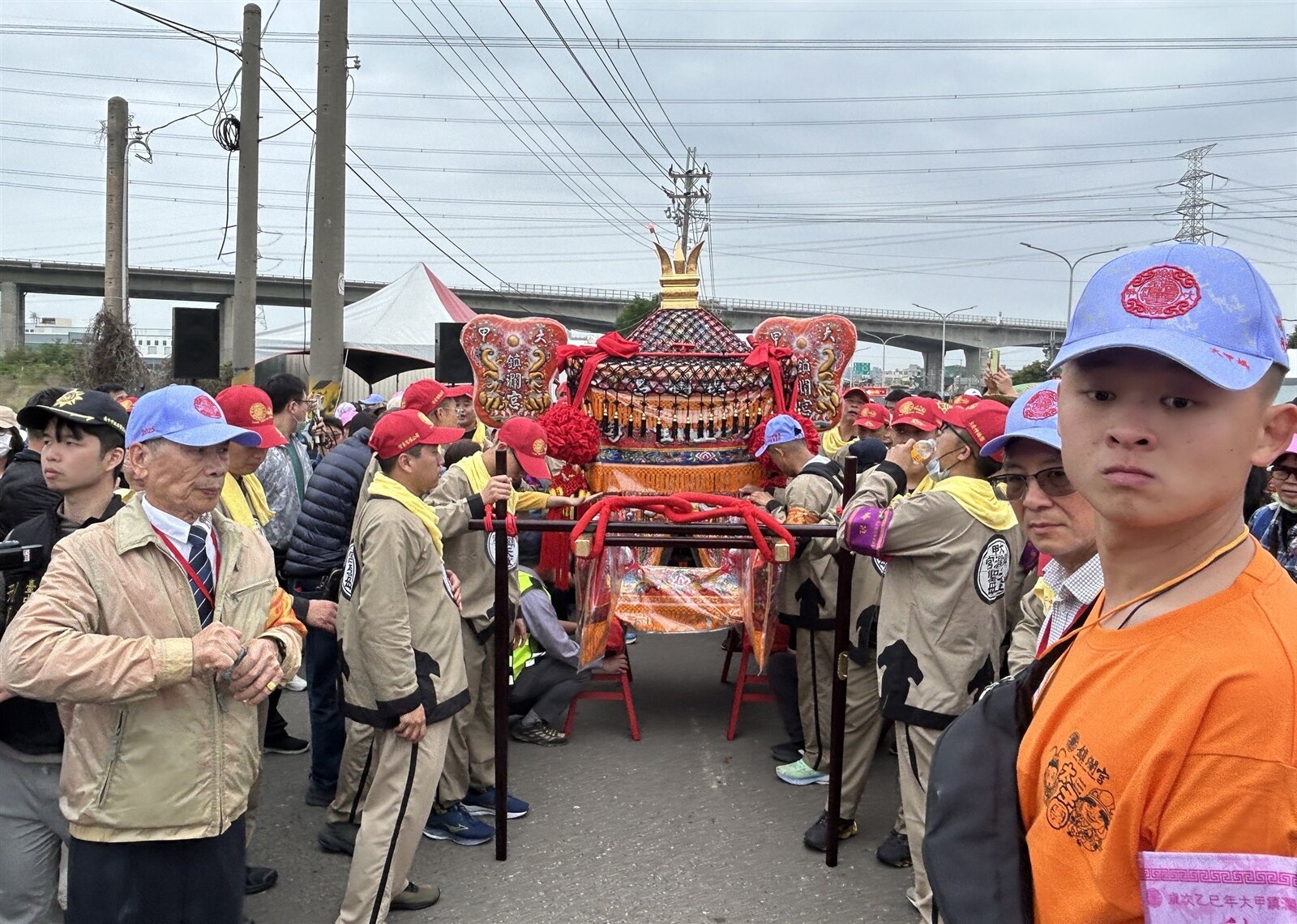 大甲媽祖鑾轎今天中午12時20分進入大肚,被熱情信徒包圍,呈現迎媽祖盛況。記者趙容萱/攝影