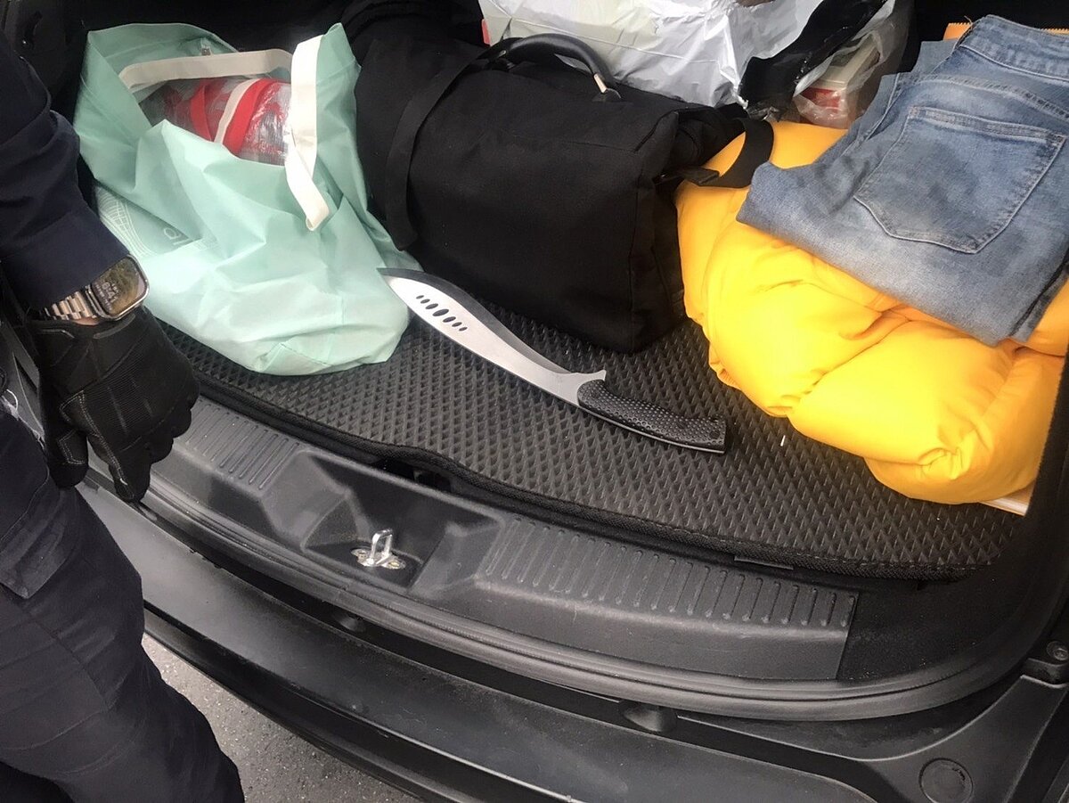 39歲周姓男子不爽路過的韓國留學生，拿開山刀砍傷對方，遭警方攔捕並起獲作案開山刀。圖／聯合報記者廖炳棋翻攝