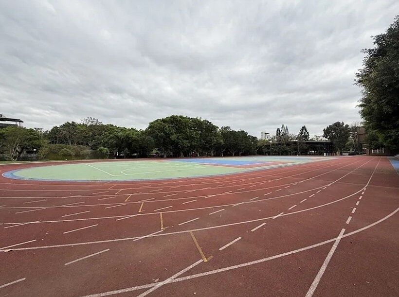 桃園市龍潭區老城區缺乏停車場,現況僅有130個車位,不過假日龍潭老城區遊客眾多,常常不敷使用,民代表示,去年就提過希望在龍潭國小及龍潭高中挖地下停車場,解決停車需求,桃園市交通局回應,近日會勘目前研議以地下1層並提供至少300席汽車停車位規畫,預計6月底前完成可行性評估。圖/桃園市交通局提供