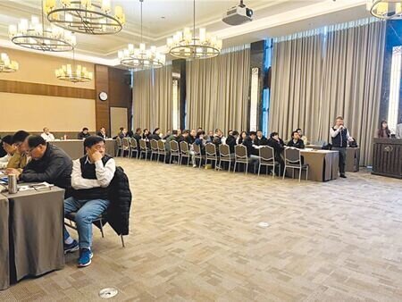 新北市府局處首長共識營,因疫情停辦3年,今年復辦,選在大板根辦理,卻被爆出底下的太子會館連續2年上榜違規加蓋旅宿。圖為新北市府2月在大阪根開市政會議。(柯毓庭攝)