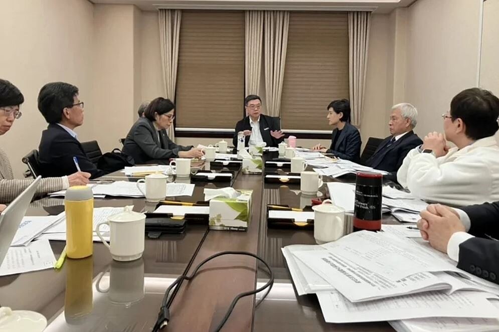 川普關稅引發全球股災,行政院長卓榮泰5日召集財金部會首長開會,要求全力穩住股匯。圖/行政院提供