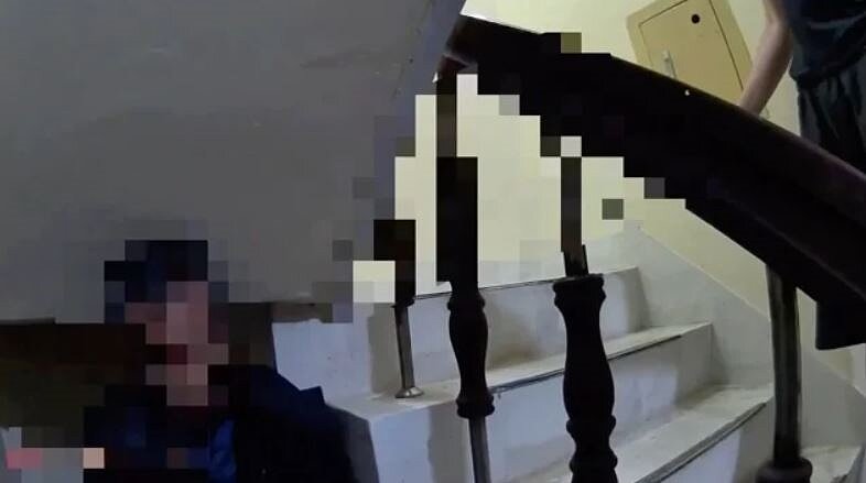 台北市張姓男子躲進信義區一間公寓,住戶報警後,警方到場責令離開。記者廖炳棋/翻攝