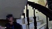 凌晨驚見陌生男睡公寓樓梯　警40分鐘才到場遭質疑「正常的嗎？」