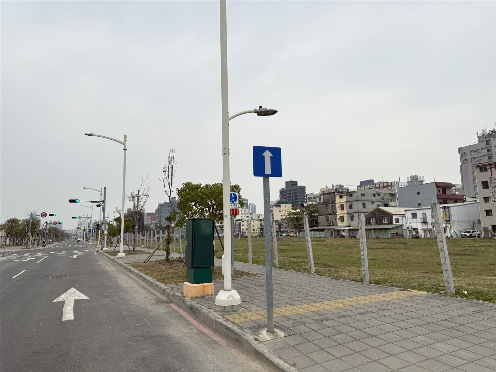 高雄車站周邊71期重劃區的鐵道二街沿路支線巷弄,遭民眾抱怨缺路牌,導致外地遊客、外送員到此處常迷路。記者宋原彰/攝影