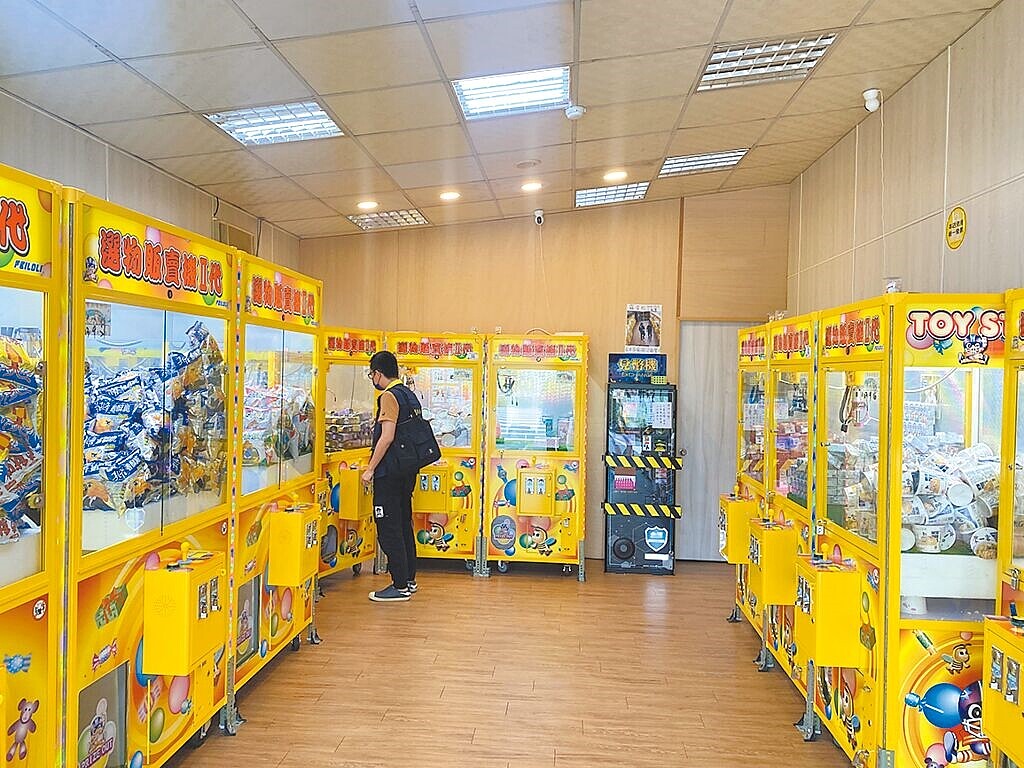 苗栗縣政府衛生局自今年3月起啟動自助選物販賣機稽查專案,檢查重點包括業者資訊標示、食品標示是否合規及食品有效期限。(苗栗縣政府提供/呂麗甄苗栗傳真)