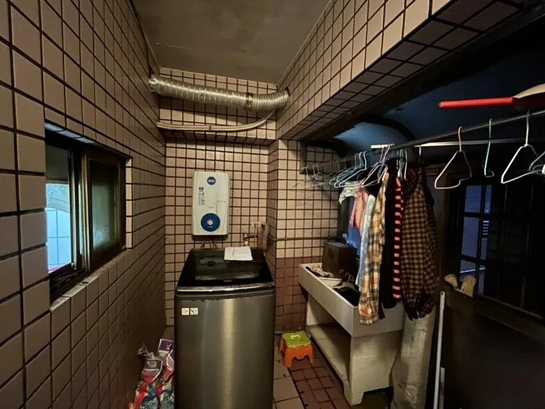 新竹縣竹北市新泰路某社區大樓,5日清晨傳出一家5口一氧化碳中毒案。警消人員到場救出5人,其中78歲李姓阿嬤陷入昏迷,2人出現頭暈、嘔吐等現象。圖/新竹縣消防局提供