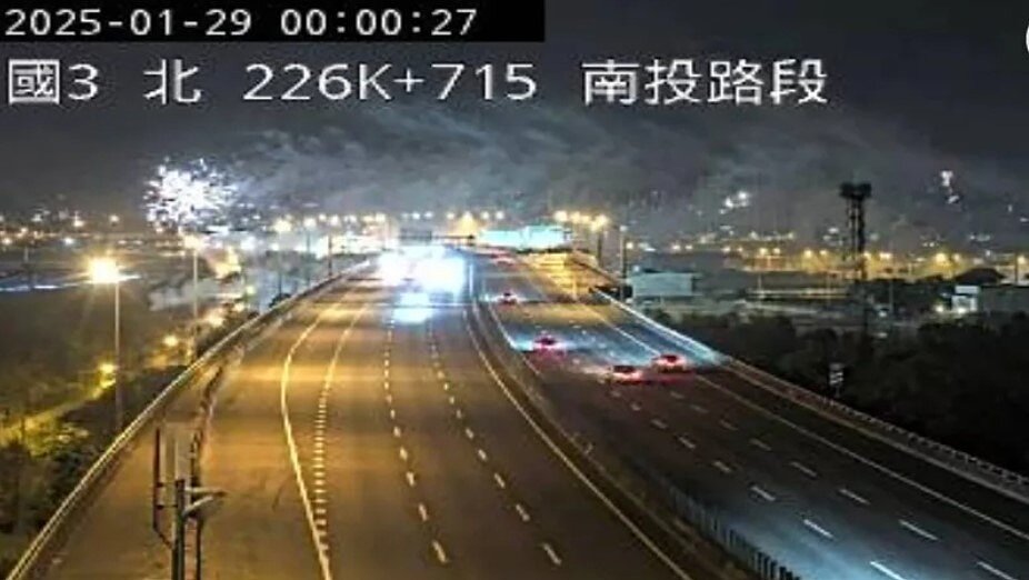 春節期間外籍移工深夜施放煙火,連國道三號監視器都可看見。圖/翻攝國道監視器畫面