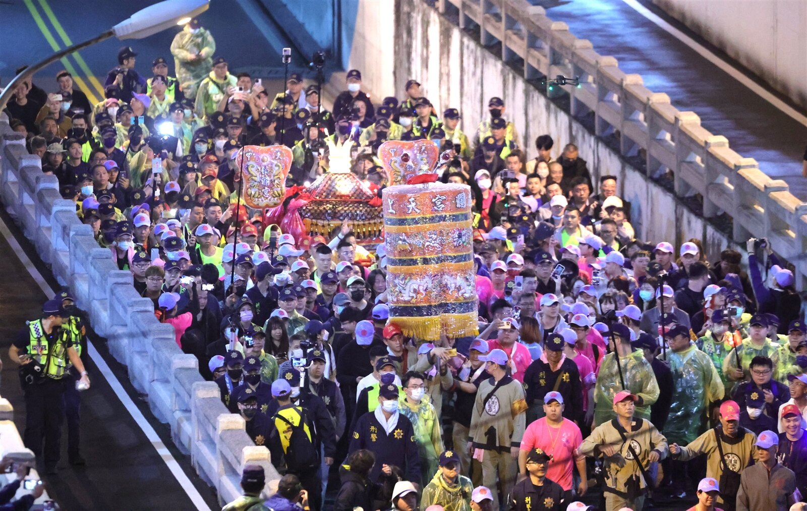 大甲媽祖鑾轎由層層警力護轎，今天凌晨約1時許，平和通過以搶轎衝突知名的彰化市民生地下道，在人潮簇 擁下，沿著三民路前行。記者黃仲裕／攝影 